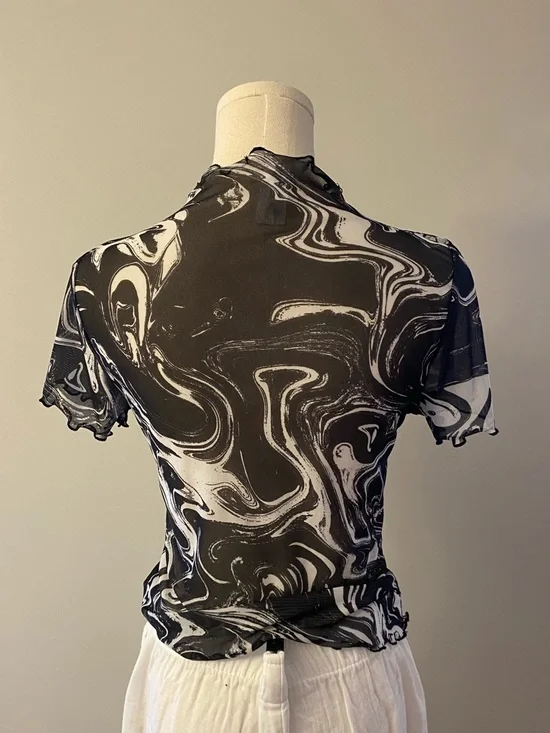 Caution To The Wind Black & White Swirl Short Sleeve Top - Picture 7 of 7